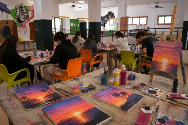 Taller creatiu de Sunset art a l'Espai Jove