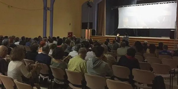 Més d’una cinquantena de persones participen en l’estrena del nou cicle ‘Tardes de cinema’ d’Altafulla