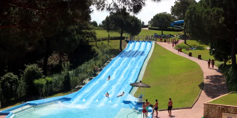 Detenen un home per insultar i fer amenaces homòfobes a un jove en un parc aquàtic de Lloret