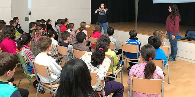 Dues voluntàries dels camps de refugiats ofereixen una xerrada a l'Escola Pau Claris