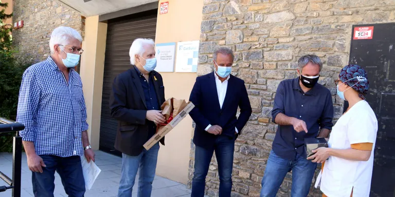 La formatgeria Tros de Sort dóna un ecògraf als serveis sanitaris del Pallars Sobirà amb els diners recaptats venent formatges solidaris