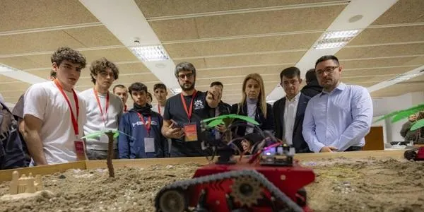 Una seixantena d'estudiants participen en la primera Hackató Robotech a Tarragona