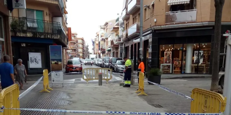 Una pilona de la plaça Espanya impacta contra un vehicle i provoca un important vessament d'oli