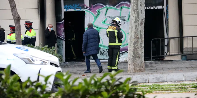Quatre morts, entre ells un nadó i un nen de tres anys, en l'incendi en un baix ocupat a la plaça Tetuan de Barcelona