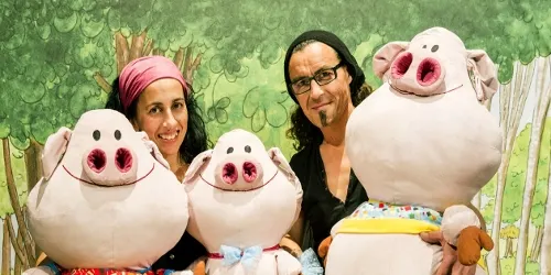 Albert C. i Rocío L. veuran gratis l’espectacle familiar “Els tres porquets es caguen de por” aquest diumenge a La Sala
