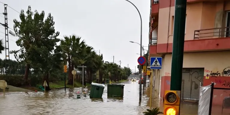 El temporal de mar inunda la zona del passeig de Pineda