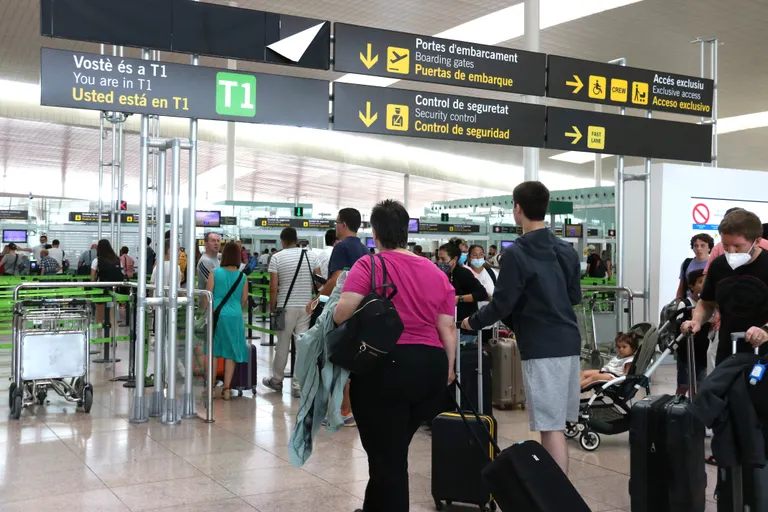 Els viatgers ja no hauran de treure els líquids i els ordinadors de la bossa als controls dels aeroports al 2024