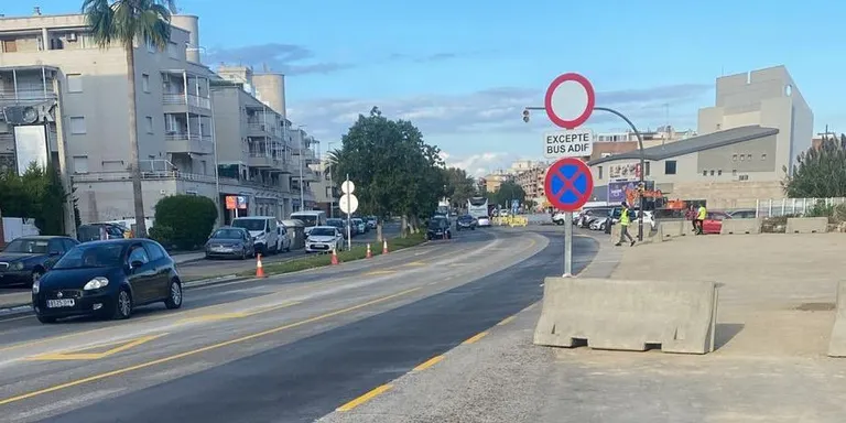Finalitza la reordenació de l'accés a la zona d'aparcament d'autobusos al costat de la Renfe