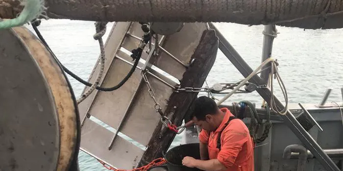 Els pescadors del litoral tarragoní treuen quasi 27.000 litres de brossa del mar durant el 2023