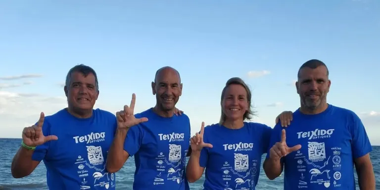 El fort vent de llevant impedeix que Joan Carles Adell i Vicky Font creuin nedant l’Estret de Gibraltar