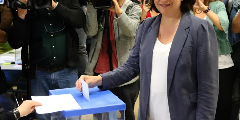 BComú guanyaria les eleccions per davant d'ERC però Colau suspèn amb la pitjor nota dels seus mandats: un 4,2