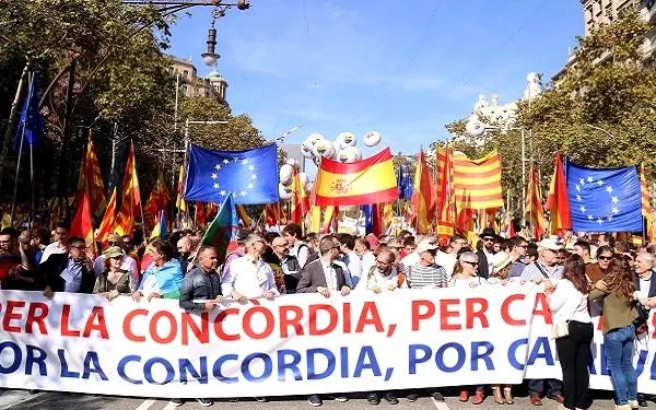 Societat Civil Catalana es concentra al passeig de Gràcia 'per la concòrdia i per Catalunya’