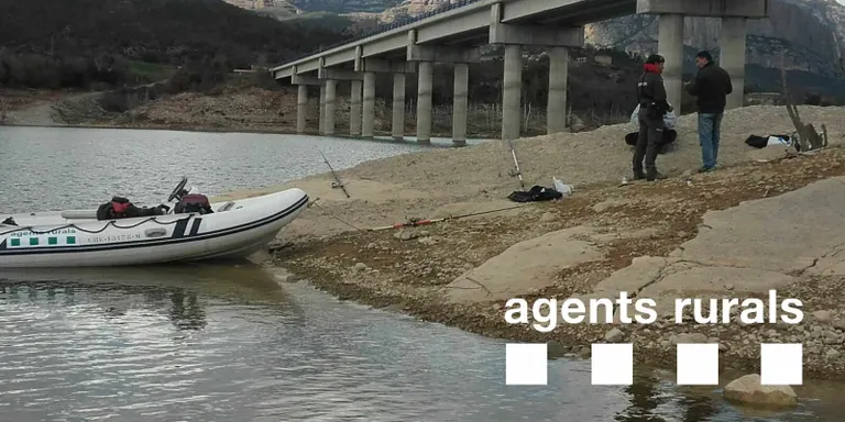 Els Agents Rurals denuncien vuit pescadors furtius a l'embassament de Rialb