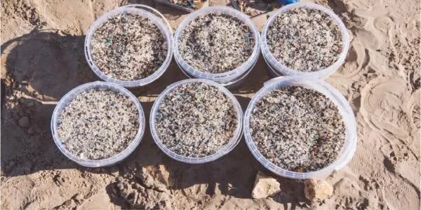 Unes 200 persones participen en el mostreig de pèl·lets que Good Karma Projects ha dut a terme a la platja del Racó de Vila-seca