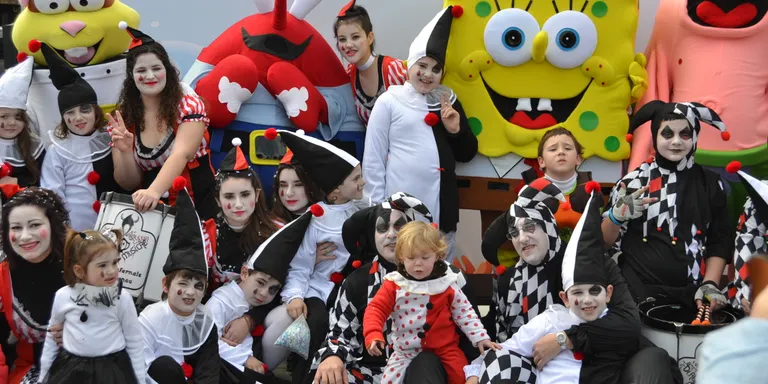 La Rua de Pineda Centre: 17 comparses i l'escudellada del XIP, que torna a pl. Mèlies