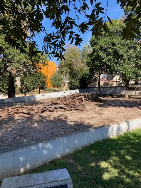 L’Ajuntament canvia els llistons de fusta de la plaça Onze de Setembre per un nou terra de sauló