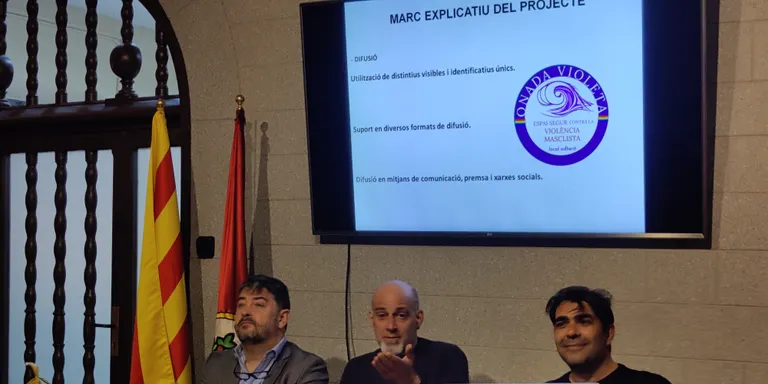 Neix el projecte Onada Violeta contra l'assetjament de la dona a Arenys