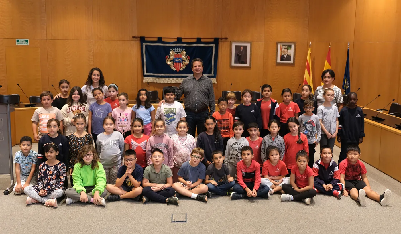 Els nens i les nenes de l’Escola Marinada visiten l’Ajuntament de Cambrils