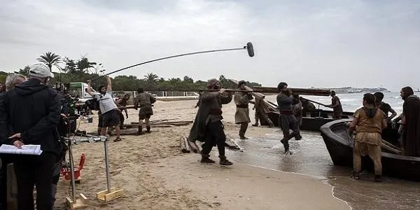 El rodatge de l'adaptació televisiva de 'La catedral del Mar' fa parada fins divendres a la platja de Tamarit