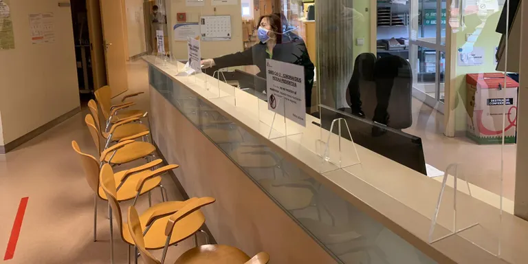 Un empresari d'Olius dota la recepció del Centre Sanitari d'una mampara de protecció