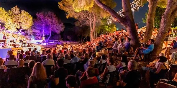 Arrenca la desena edició del festival Estiu a la Pedrera de Roda de Berà fins al 30 d’agost