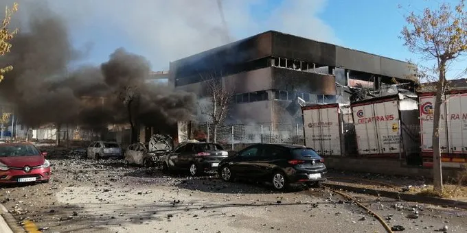 Un incendi crema diversos camions en un polígon de l'Arboç i provoca tres ferits greus