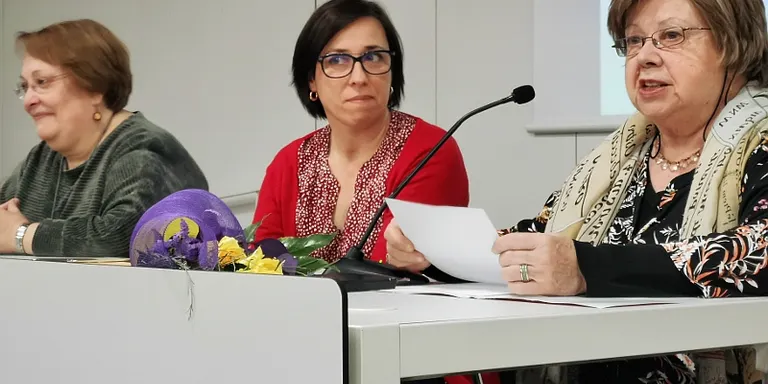 Xirinacs omple la biblioteca en la presentació del seu llibre de records de Rubí