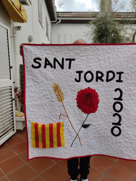 Iniciativa ciutadana: Sant Jordi a Pineda amb roses als balcons