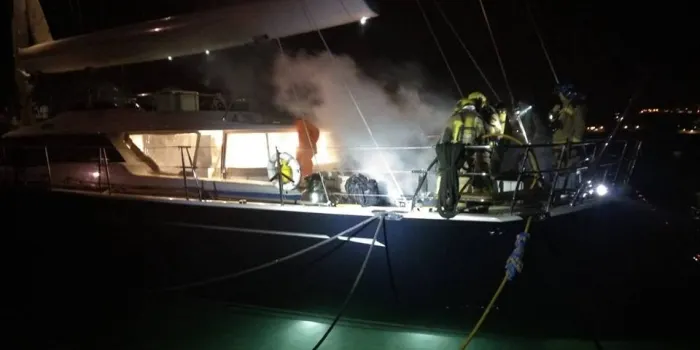 Ensurt per un incendi aquesta nit en un vaixell al port d’Arenys