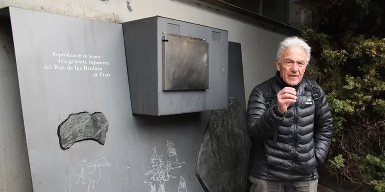L'arqueòleg cerdà Pere Campmajó documenta els gravats del Roc de les Bruixes a Canillo