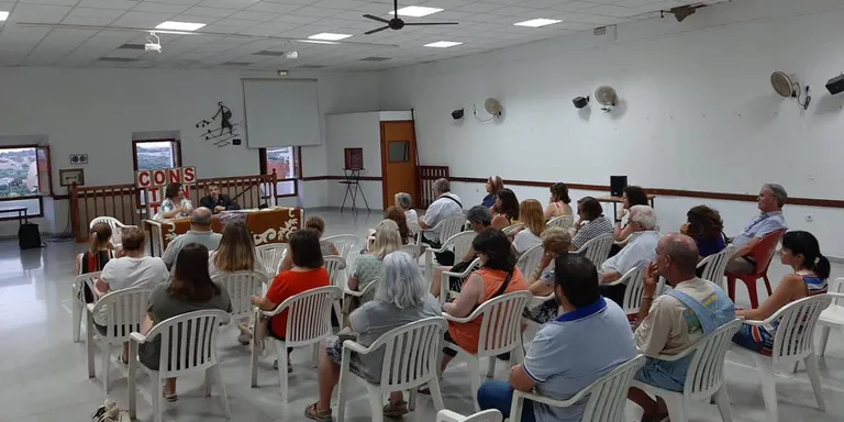 El Sindicat Agrícola acull una xerrada sobre els canvis a ensenyament organitzada per Compromís per Constantí