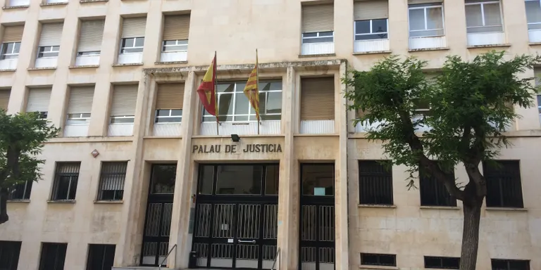 Comença el judici contra l’home que va matar la seva parella el 2021 a Cambrils