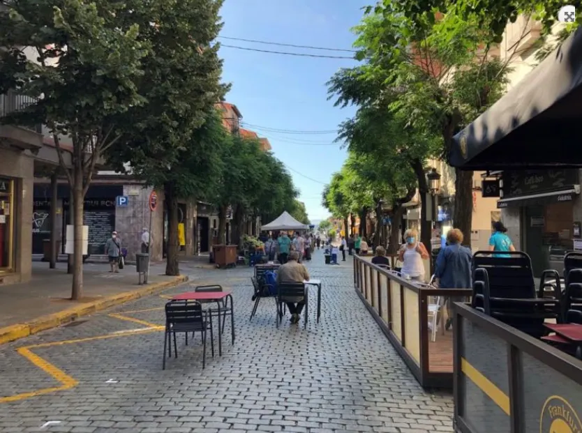 El nou mercat i les terrasses conviuen per primera vegada a Caldes