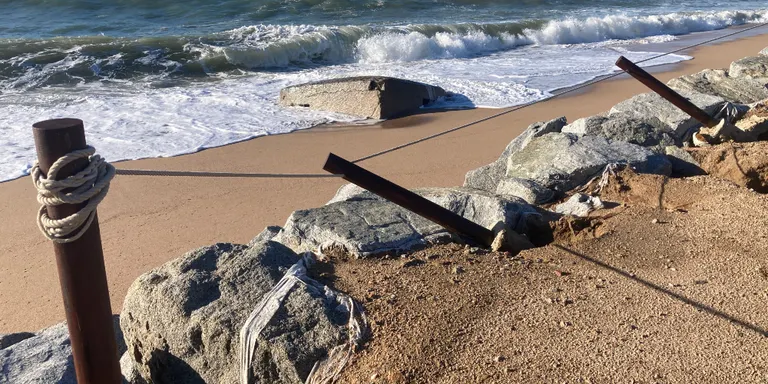 El darrer temporal causa pocs danys a la façana marítima de Pineda