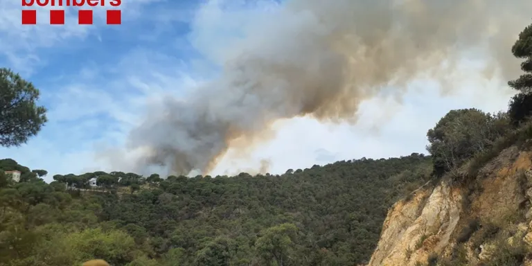 Un incendi de vegetació entre Lloret de Mar i Tossa mobilitza 44 dotacions de Bombers i obliga a desallotjar vuit cases