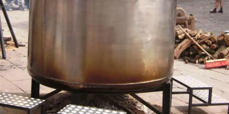 A l’edifici de l’antic Balneari de Can Rius, l’Ajuntament ha obert una vitrina gegant on guardar l’olla més gran de Catalunya, amb capacitat per a 1.600 litres
