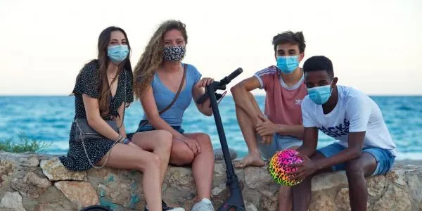 Dubtes sobre la obligatorietat de la mascareta a la platja i a la piscina