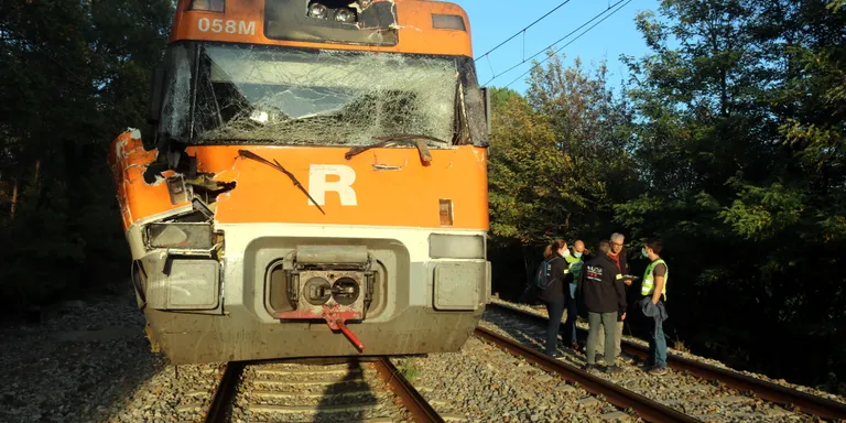 Pugen a 12 els ferits lleus al tren que ha topat amb un arbre caigut a la via entre Sils i Caldes