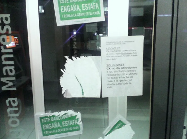 Acció de protesta de la PAH Alt Urgell per demanar solucions als desnonaments