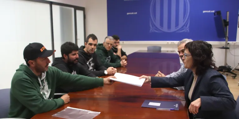 Els pagesos anuncien talls de carretera per dilluns