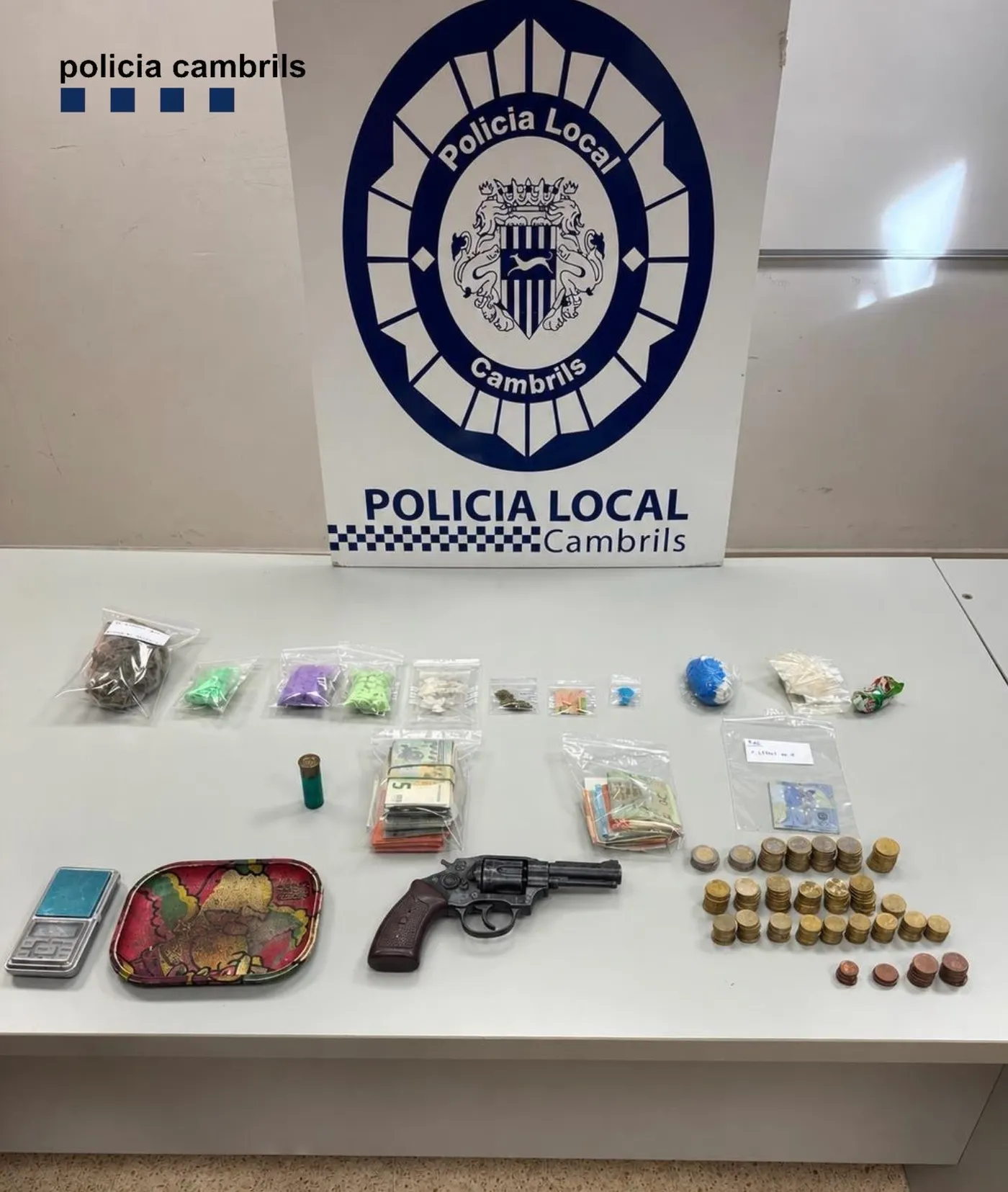 La policia de Cambrils deté tres persones presumptament relacionades amb el tràfic de drogues