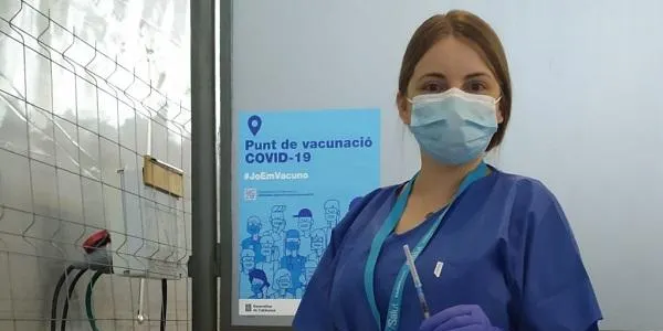 Mig centenar d’estudiants de la URV col·laboren en la vacunació massiva