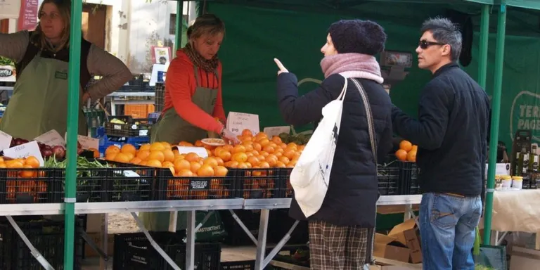 UP qüestiona que es restringeixi la venda d'aliments a l'aire lliure mentre es permet en establiments coberts