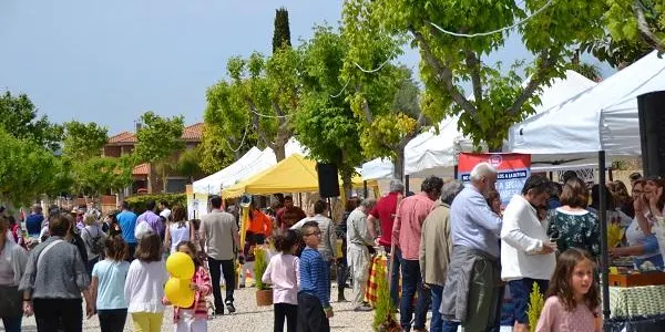 Una vintena d’estands lluiran a l’Avinguda Marquès de Tamarit durant la Diada de Sant Jordi