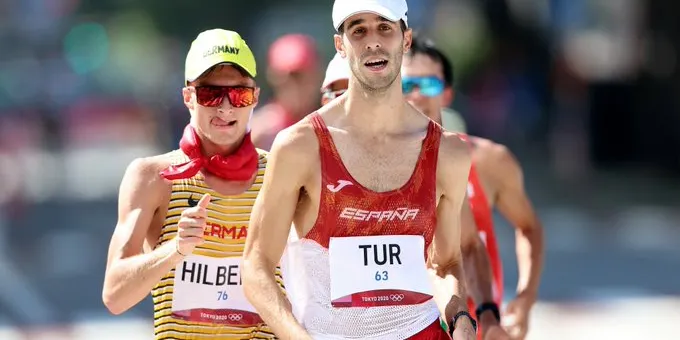A Marc Tur se li escapa el bronze dels 50 kms marxa a la recta d'arribada d'una prova que converteix Garcia Bragado en llegenda