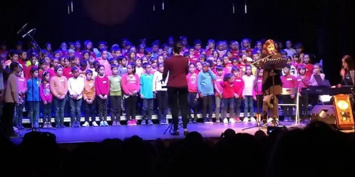 140 alumnes de Primària d’Arenys i els cantaires del Cor Tiamat fan una ‘Cantata’ conjunta al Teatre Principal