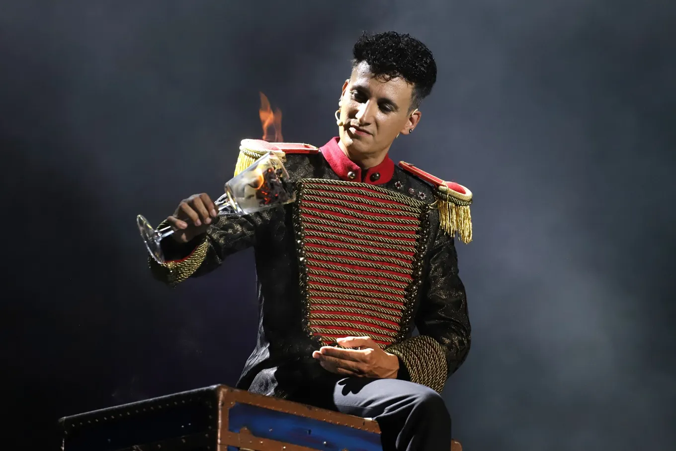 La màgia i l’humor del Mag Lari s’imposen a la pluja en un gran espectacle a Cambrils