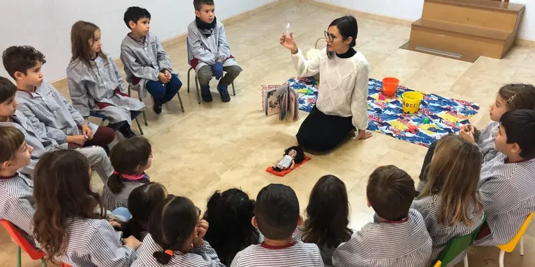 Presenten el llibre 'La Rona es mira. Operació bikini' al Col·legi Mare de Déu dels Socós