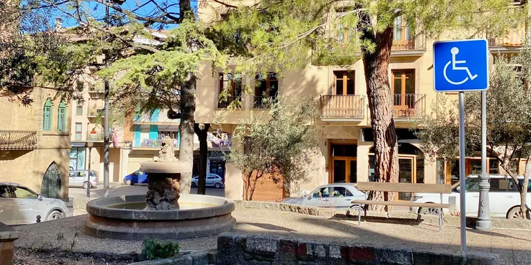 Solsona crea una targeta d'aparcament provisional per a persones que esperen la valoració de discapacitat
