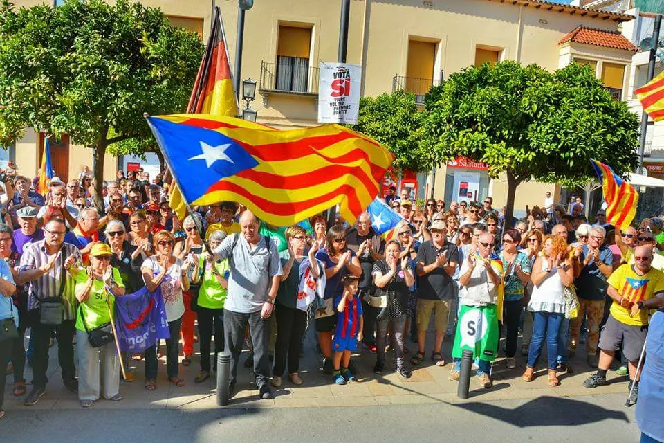 Cap a 200 pinedencs es sumen a la 'Marató per la democràcia'